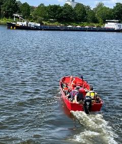 Rettungsboot auf dem Wasser mit Männer