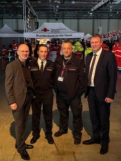 Gruppenbild mit dem OB, BG, Leiter der Feuerwehr und dem Wehrführer der FF