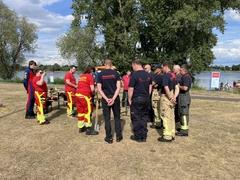 Gruppe Feuerwehr und DLRG am Wasser zur Einführung