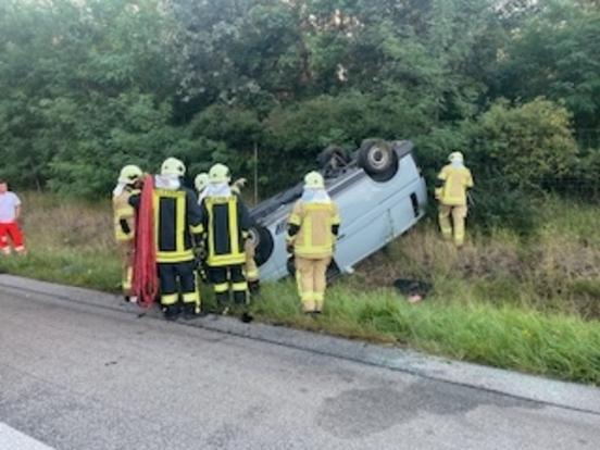 Transporter auf dem Dach und Einsatzkräfte davor