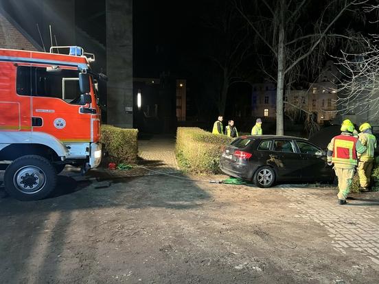 Auto steht wieder an Land. Mehrere Feuerwehrmänner stehen dabei.