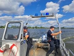 Männer im Feuerwehrboot
