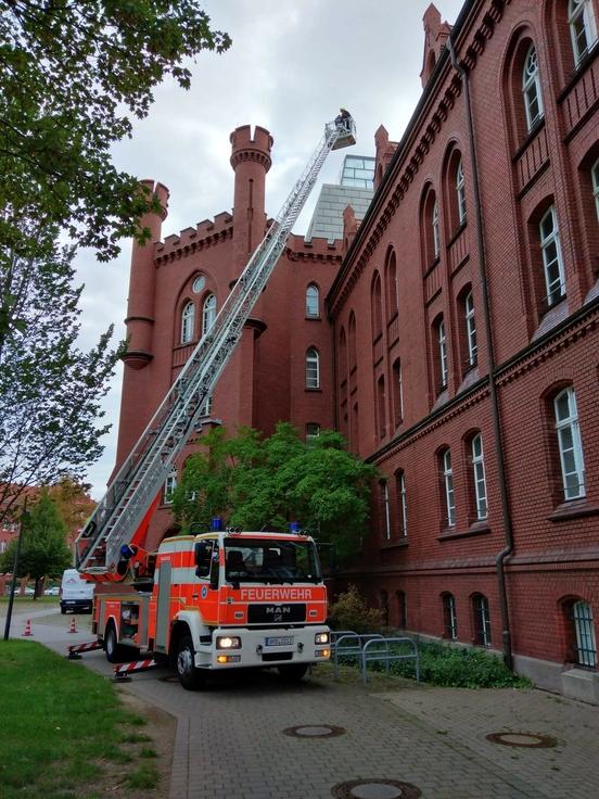 Drehleiter ausgefahren an der Hochschule