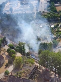 Brandenburg aus der Luft. Rauch steigt hoch.
