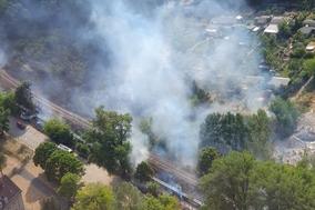 Brandenburg aus der Luft. Rauch steigt hoch.
