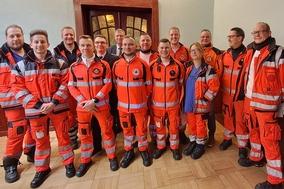 Gruppenbild der ernannten Personen. Alle sind in Rettungsdienstkleidung