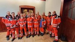 Gruppenbild der ernannten Personen. Alle sind in Rettungsdienstkleidung