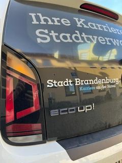 Slogan der Stadtverwaltung auf Rückseite vom Auto