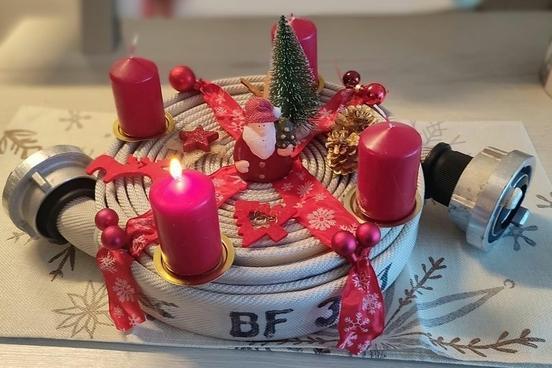 Adventsgesteck aus einem Feuerwehrschlauch
