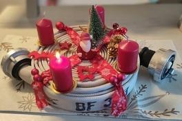 Adventsgesteck aus einem Feuerwehrschlauch