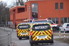 Zwei Notarztfahrzeuge auf Anfahrt zur Dreifelderhalle.