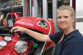 Feuerwehrfrau am LF 10