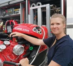 Feuerwehrfrau am LF 10
