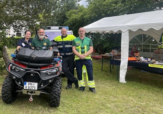 Im Vordergrund ein Quad, dahinter stehen Menschen