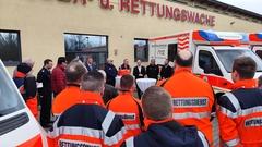 Rettungsdienstmitarbeiter lauschen den Rednern