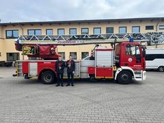 Bild der Zwei vor der Drehleiter mit kleiner Schultüte