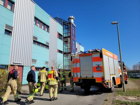 Feuerwehrmänner und Auto am HKW