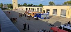 Sammlung der beteiligten Einheiten auf dem Hof der Feuer- und Rettungswache