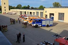 Sammlung der beteiligten Einheiten auf dem Hof der Feuer- und Rettungswache