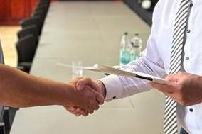 Männer schütteln Hände