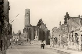 Zerstörtes Paulikloster am Ende des Zweiten Weltkrieges, Blick aus dem Temnitz, 1945