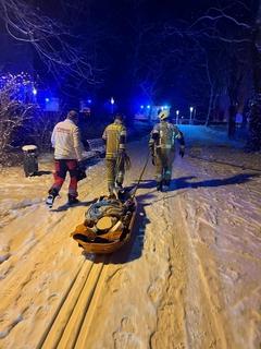 Patient in schleifkorbtrage im Schnee