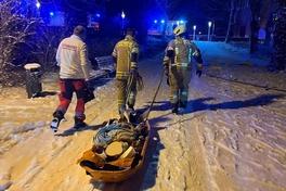 Patient in schleifkorbtrage im Schnee