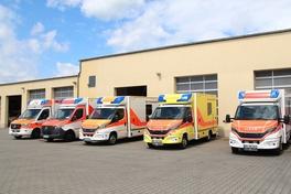 5 RTW vor der Fahrzeughalle