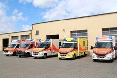 5 RTW vor der Fahrzeughalle