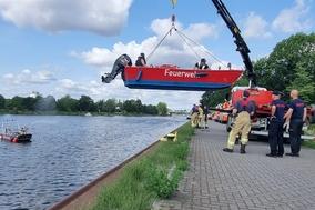 Rettungsbot wird per Krahn zu Wasser gelassen