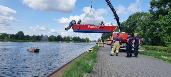 Rettungsbot wird per Krahn zu Wasser gelassen