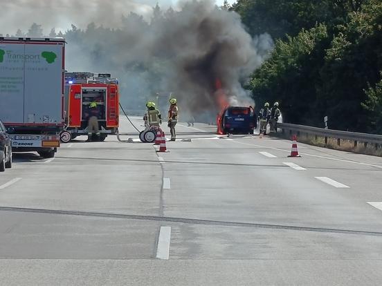 PKW brennt auf Autobahn
