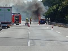 PKW brennt auf Autobahn