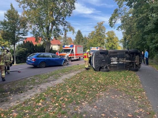 Ein PKW liegt auf der Seite nach einem Unfall