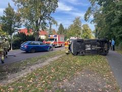 Ein PKW liegt auf der Seite nach einem Unfall