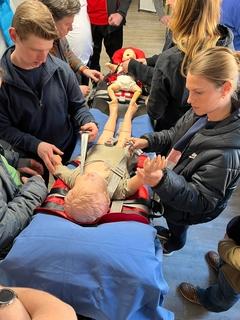 Üben an einer Kinderpuppe für den Notfall