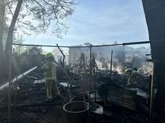 Feuerwehrmänner löschen einen Brand im Garten