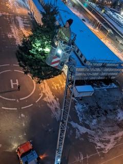 Weihnachtsbaum wird mit der Drehleiter hochgefahren