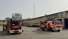 Zwei Drehleitern im Innenhof der Feuerwehr