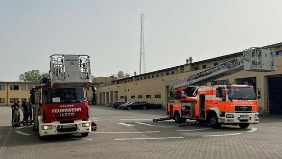 Zwei Drehleitern im Innenhof der Feuerwehr