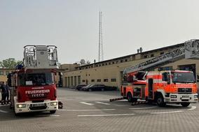 Zwei Drehleitern im Innenhof der Feuerwehr