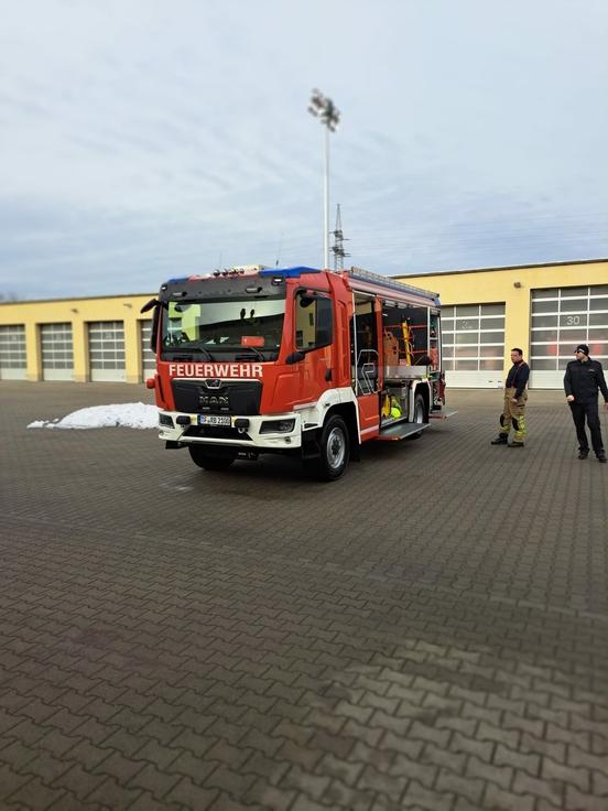 HLF mit komplett ausgefahrenem Mast