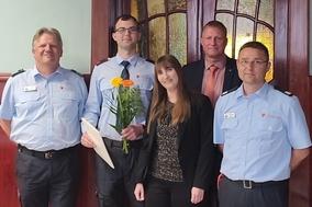 Gruppenfoto vor einer brauchen, großen Holztür mit 4 Männern und einer Frau