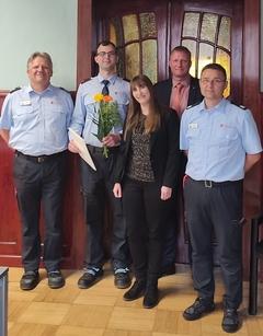 Gruppenfoto vor einer brauchen, großen Holztür mit 4 Männern und einer Frau