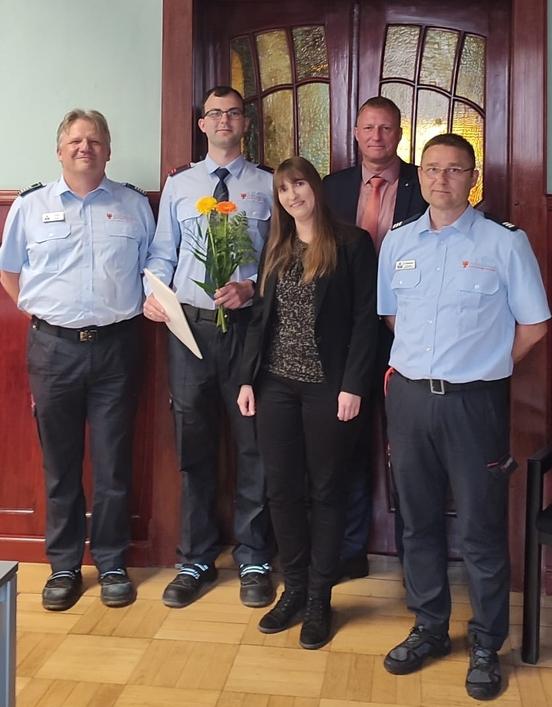 Gruppenfoto vor einer brauchen, großen Holztür mit 4 Männern und einer Frau