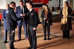 Im Vordergrund Herr Petri und Herr Kalka, die Hände schüttel. Im Hintergrund die der OB, BG und Personalrat sowie Personalsachbearbeiterin