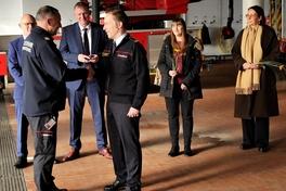 Im Vordergrund Herr Petri und Herr Kalka, die Hände schüttel. Im Hintergrund die der OB, BG und Personalrat sowie Personalsachbearbeiterin