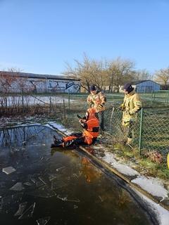3 Feuerwehrmänner am Feuerlöschteich