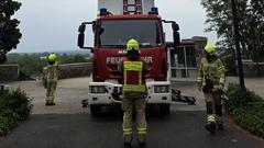 Drehleiter und Feuerwehrmänner an der Friedenswarte