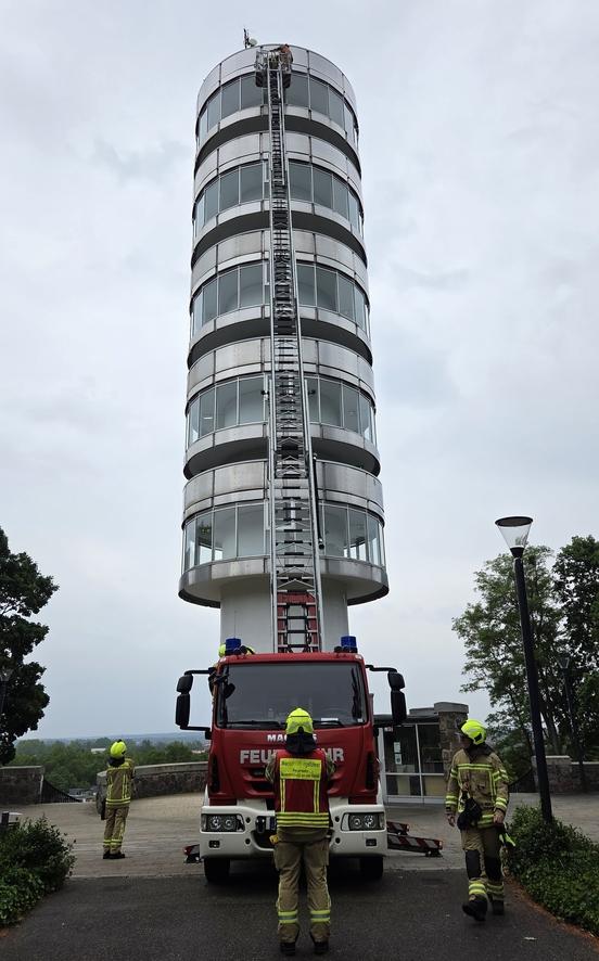 Drehleiter und Feuerwehrmänner an der Friedenswarte
